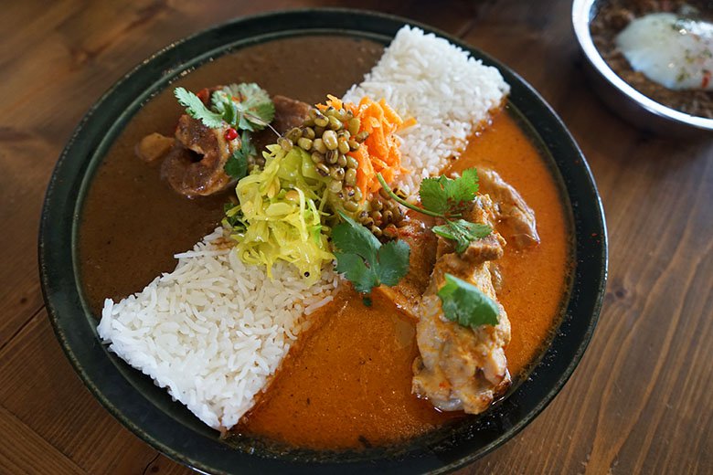 ノリタケの森近くにある行列のできるカリー屋さん「GUNA GUNA CURRY(グナグナカリー)」ではこだわり食材を使った本格カリーをいただけます。