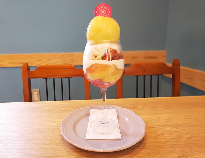 天白区元植田の「Cafe WONDER（カフェワンダー）」で新作桃パフェをいただく♡隣地の「Lakewood（レイクウッド）」にはまるごと桃のタルトも♪