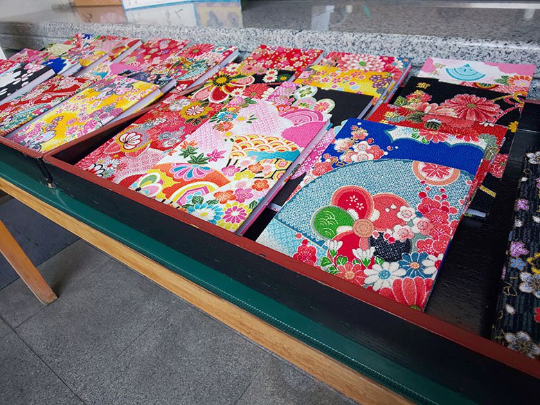 可愛い御朱印帳がほしい!同じものはひとつとしてない「成田山萬福院」のちりめん御朱印帳はいかが?