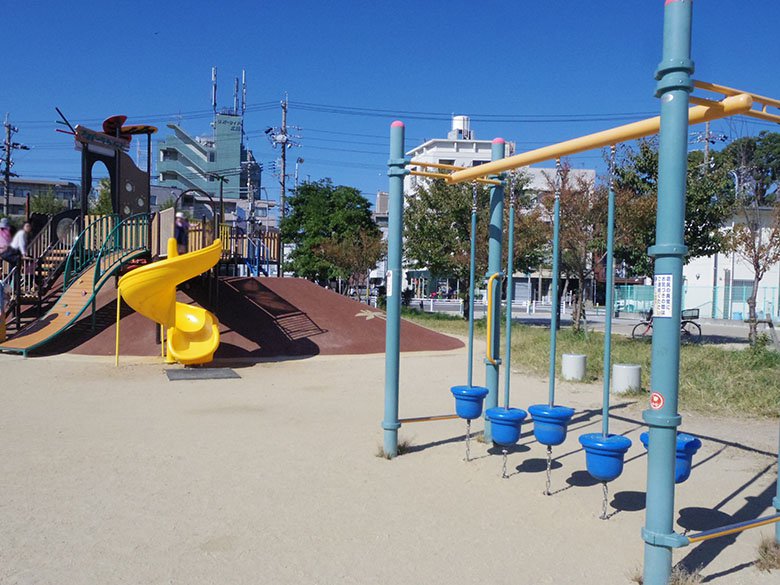 鶴舞線川名駅に隣接する「川名公園」は広いだけでなく、散歩やジョギング、休日には家族連れで賑わう人気の公園です。