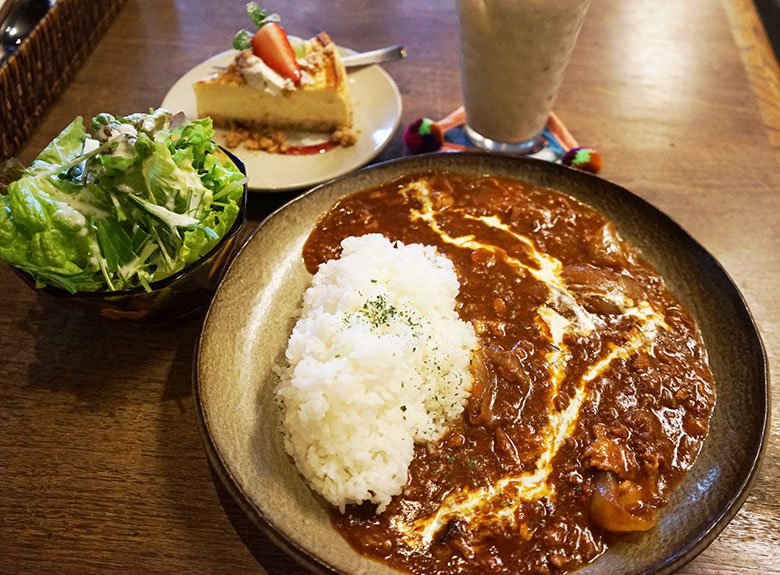 千種駅から徒歩2分の所にある隠れ家喫茶『cafeバビュー』。一日マリネした豚肉で作るハッシュドポークが人気です!