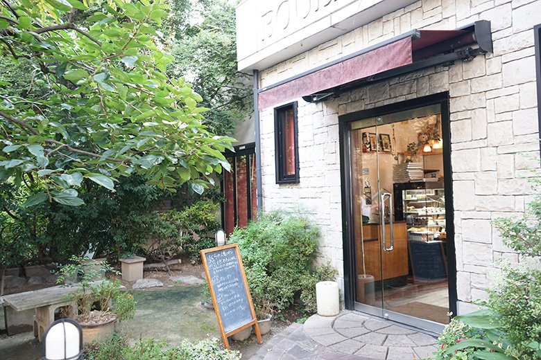 勝川駅近くにあるオシャレな外観の「櫻蔵（さくら）」。朝6時からオープンしている人気のパン屋さんです！