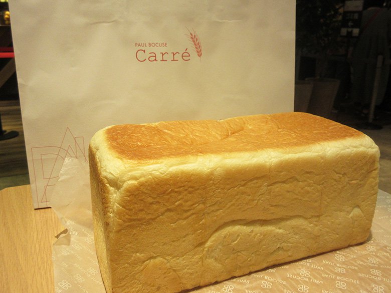 松坂屋名古屋店南館2F“KiKiYOCOCHO(キキヨコチョ)”にある高級生食パン専門店「ポール・ボキューズ・キャレ」。耳まで柔らかく、もっちりとした食感で、そのまま食べても美味しい♡
