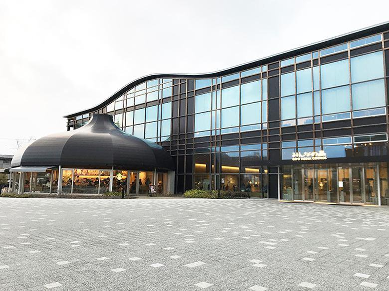 アートな図書館でのんびり読書。 ぎふメディアコスモス