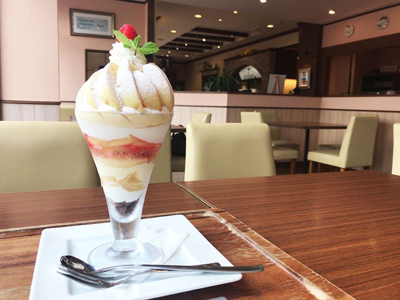 西区の人気ケーキ屋さん「パティスリーロアジス」。桃2個を使った贅沢な桃パフェ!