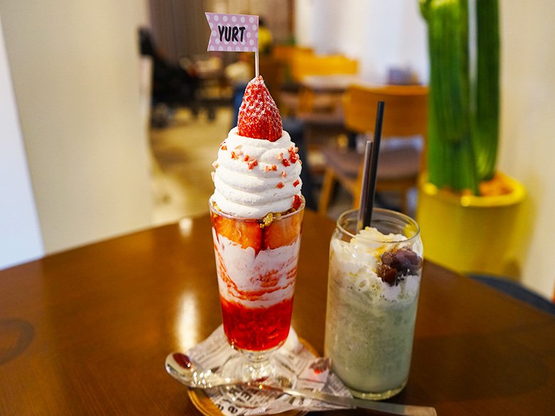 大名古屋ビルヂング2Fにあるおしゃれなカフェ「YURT(ユルト)」では、写真映えする6段の本格的パンケーキをはじめ、美味しいランチやデザートも楽しめます。