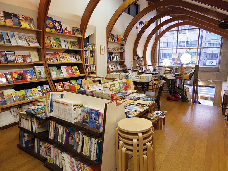 東山公園駅からすぐ!購入した本をカフェで楽しめる「BookGallery トムの庭」