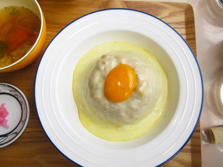 まるで目玉焼き!?大人気のスパイシーチーズキーマカレーが食べられる「cafe&wine Mamma Mia LABORATORY なんてこった研究所(マンマミーアラボラトリー)」