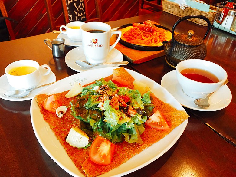 地下鉄上飯田駅徒歩3分。北区にある「café TANAKA(カフェタナカ)本店」は緑に囲まれたテラス席で優雅なお食事を楽しめます。