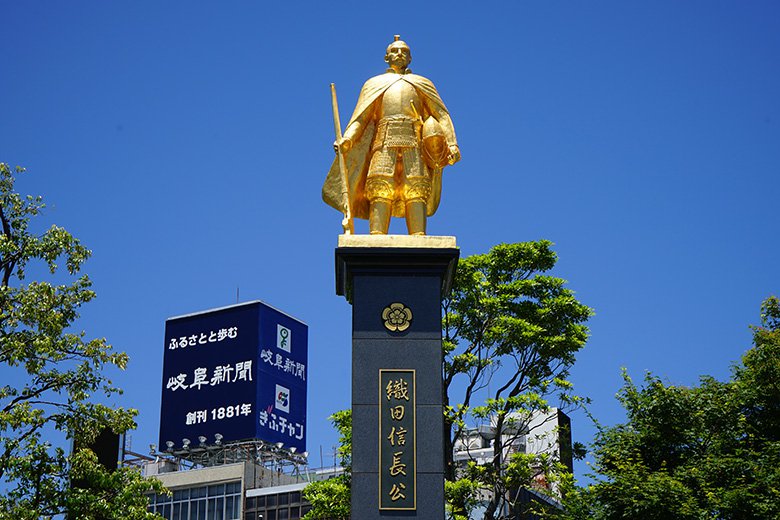 活気の中心！岐阜駅前に輝く「織田信長公像」