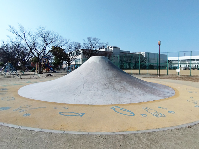 名古屋の「吹上公園」にある富士山すべり台は子どもたちに大人気！野球場やテニスコートもある公園です！