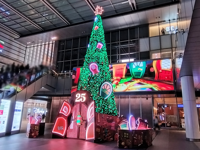 「JRゲートタワー」に巨大クリスマスツリーが今年も登場！名古屋駅の冬を彩るイルミネーション！（2025年）