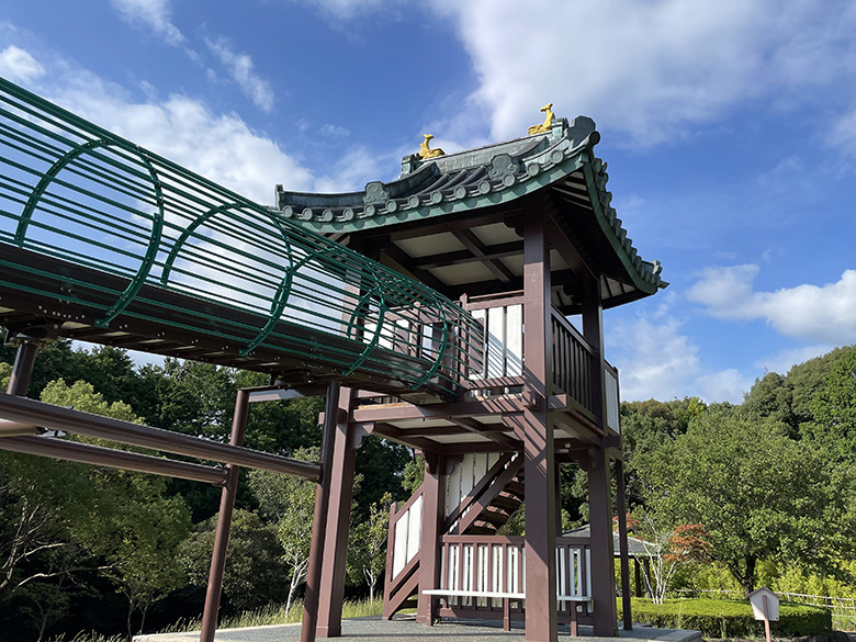 「新城総合公園」わんぱく広場で城攻め気分！子どもも大人も大満足のアスレチック