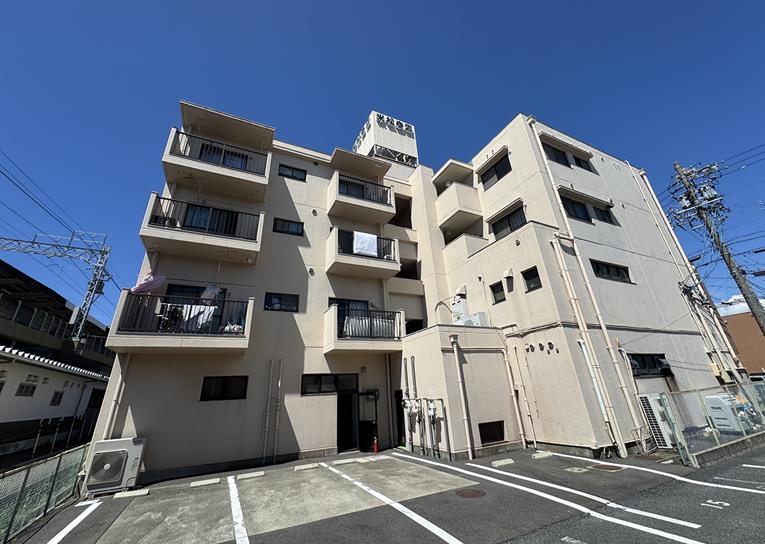 イーストコメマツの外観