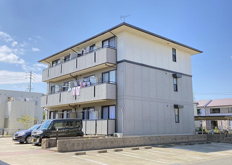 ロイヤルハイカムールK A棟の外観