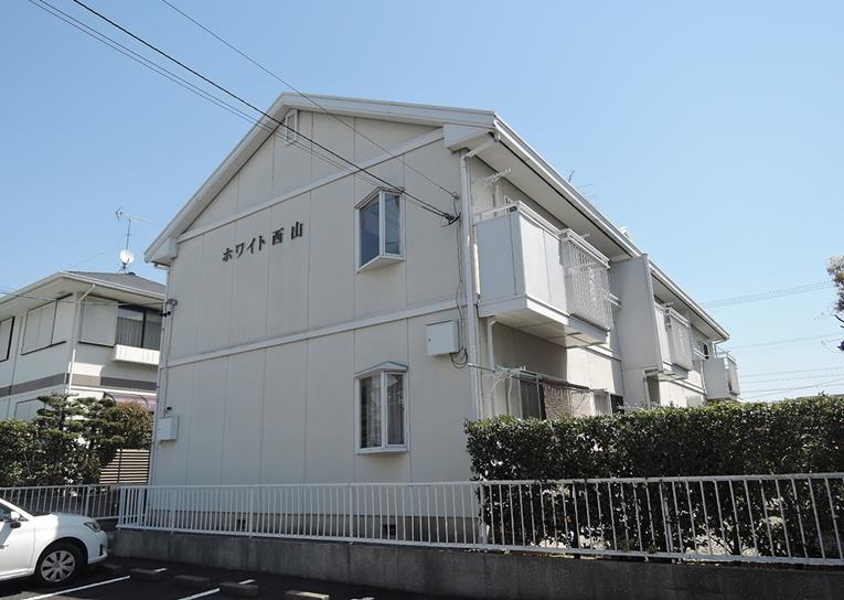 ホワイト西山の外観