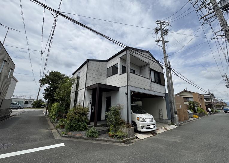 北島町ガレージ付き貸家の外観