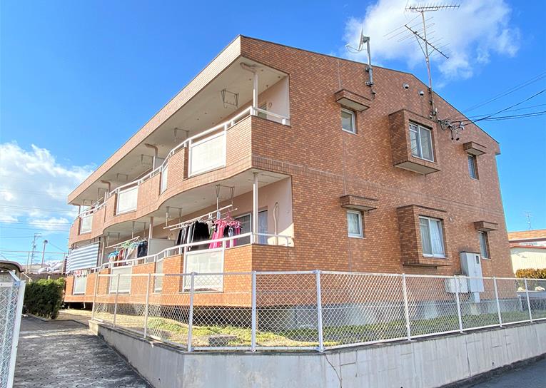 ロイヤルハイツ A棟の外観