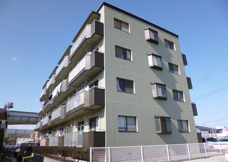 ロイヤルハイツ三本木の外観