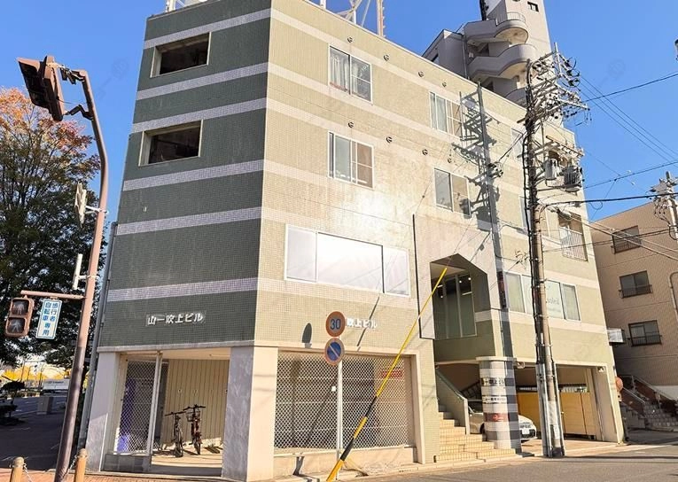 山一吹上ビルの外観