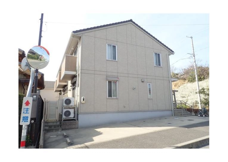 クレストヒルズ C棟の外観