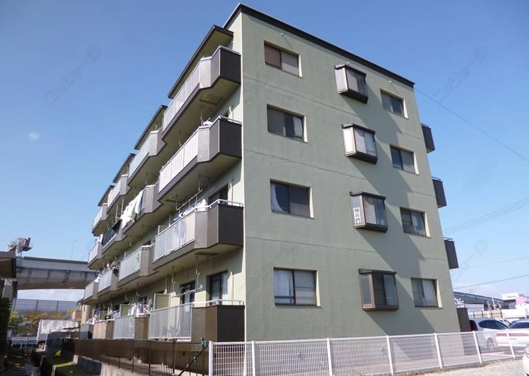 ロイヤルハイツ三本木の外観