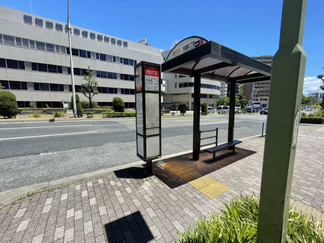 目の前にバス停があります。