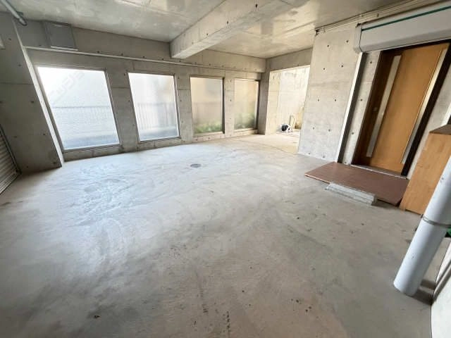 電動シャッター付ガレージ