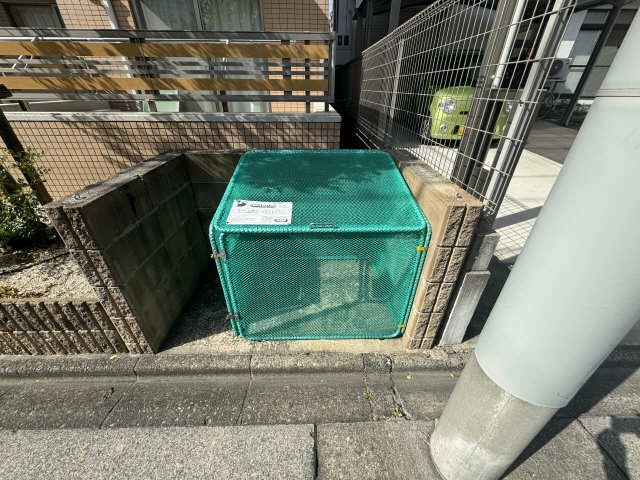 敷地内ゴ  ミ置き場