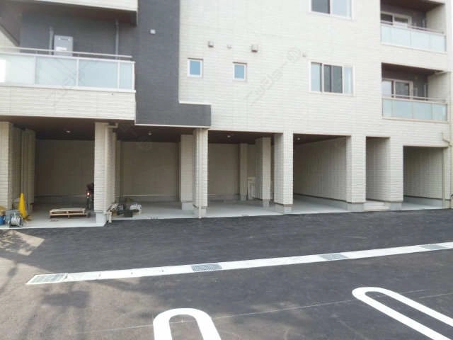 北側駐車場（屋根有）