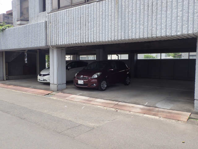 敷地外屋根付駐車場