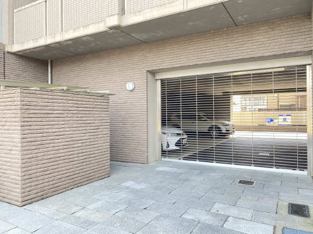 電動シャッター付駐車場