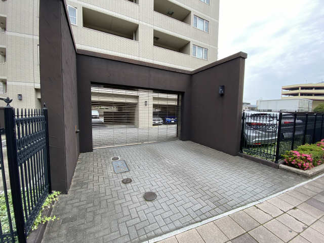 電動シャッター駐車場