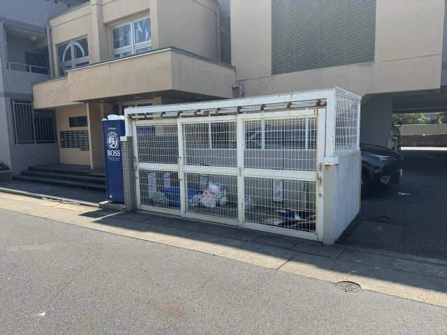 敷地内ゴミ捨て場