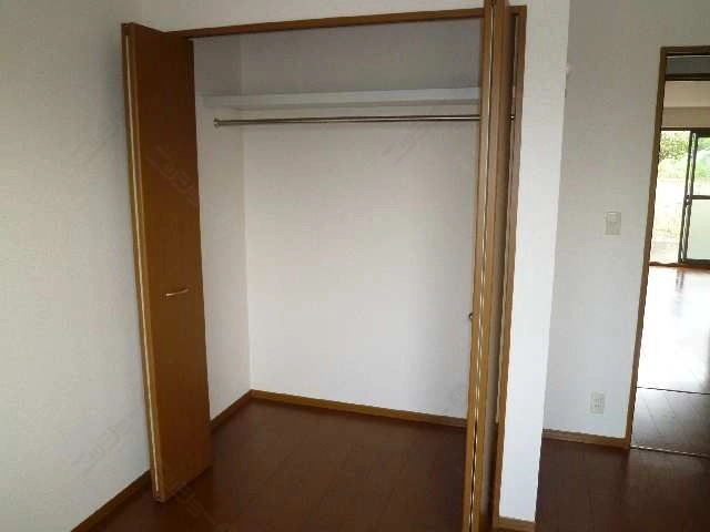 北東洋間収納