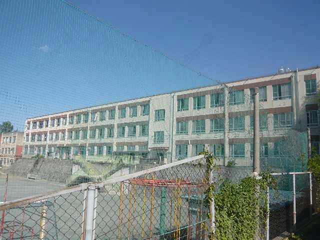 滝川小学校歩7分