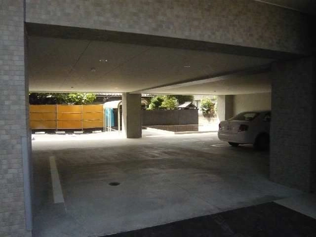 屋根付駐車場(5台)