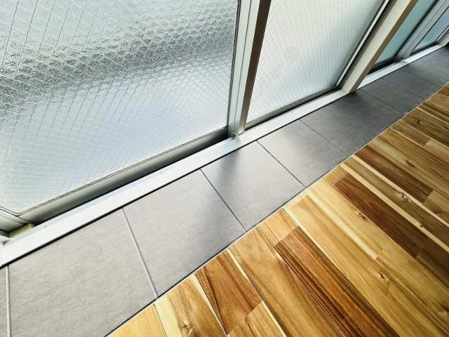 リビングベランダ窓下床