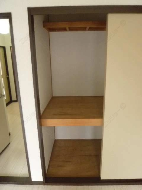 収納(南東洋間)