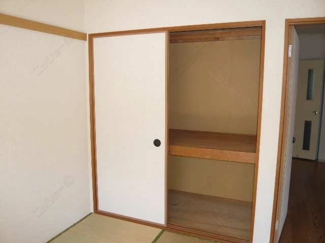 南側和室収納