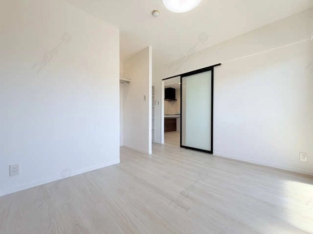   ベランダ側洋室