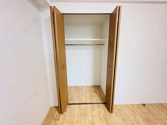 北東洋室収納