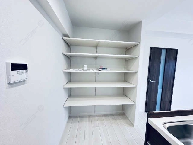 キッチン横オープン収納