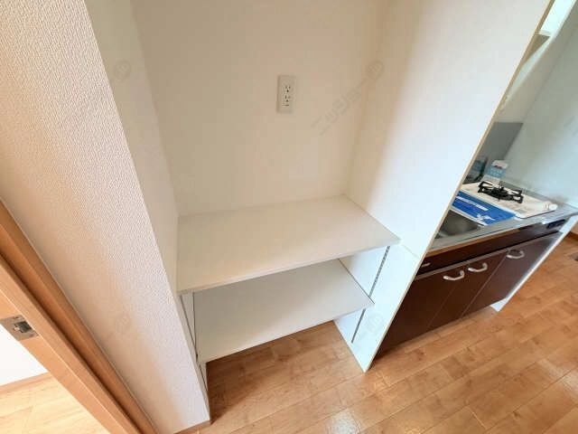 キッチン横オープン収納