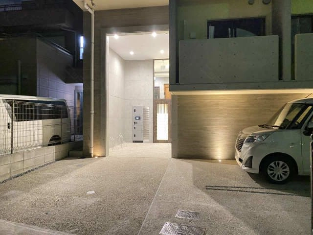 エントランス(夜間撮影)