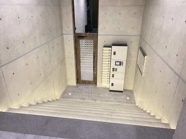 ロビー階段(夜間撮影)