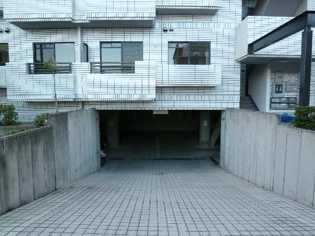 屋内駐車場入口