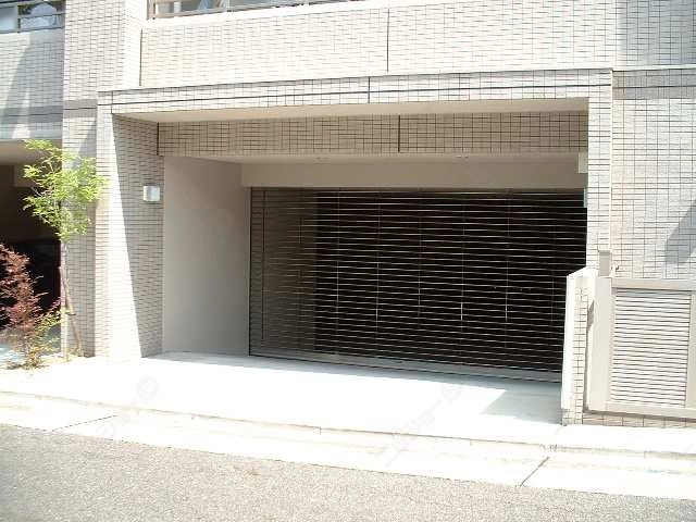  シャッター付駐車場