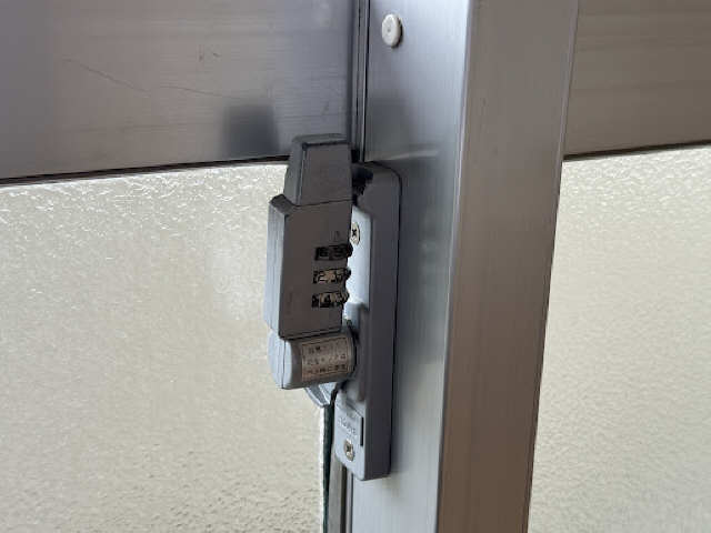 窓のロックは暗証番号付き