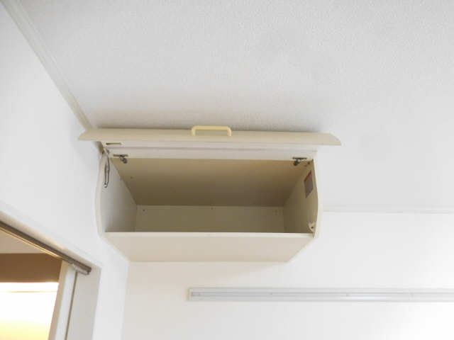 洋間天井収納